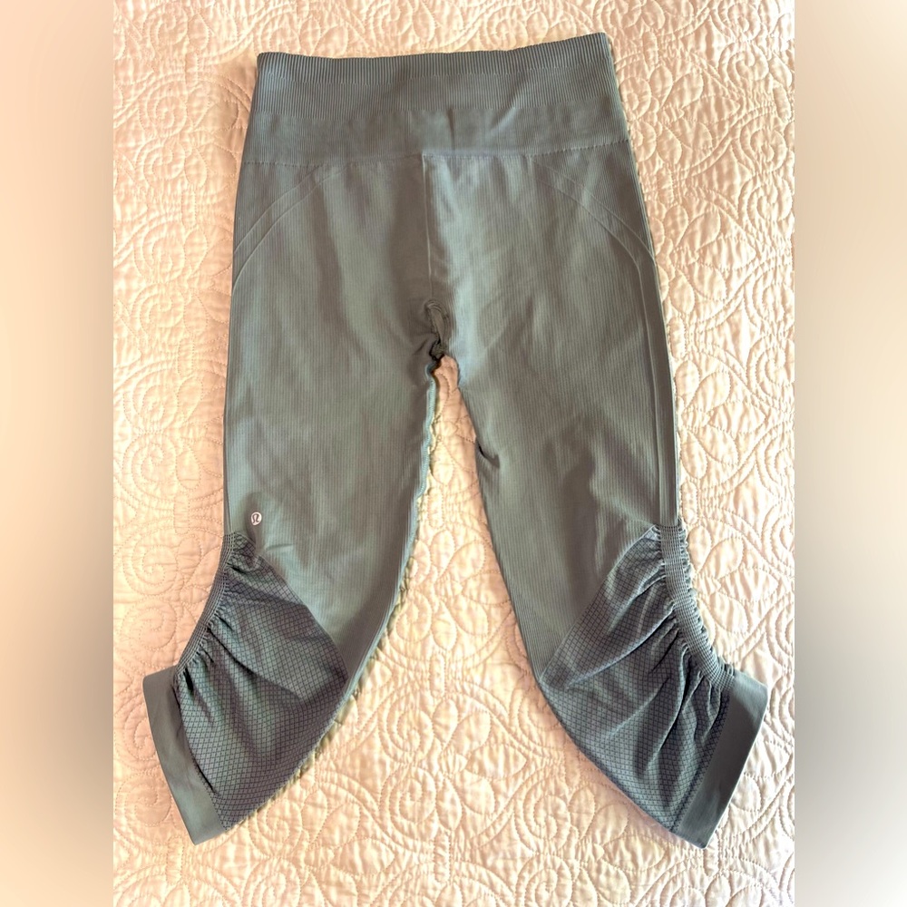 COPY - Lululemon  Sage Greencropped Leggings size 2-4,see measurements. Like New